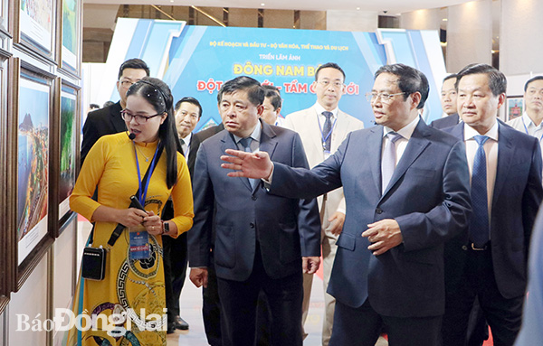 Thủ tướng Chính phủ Phạm Minh Chính tham quan Triển lãm ảnh Đông Nam bộ: Đột phá mới - Tầm cao mới tại hội nghị