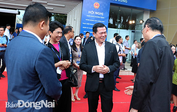 Ủy viên Trung ương Đảng, Bí thư Tỉnh ủy Nguyễn Hồng Lĩnh (giữa) trao đổi với đại diện các doanh  nghiệp đầu tư nước ngoài bên lề hội nghị