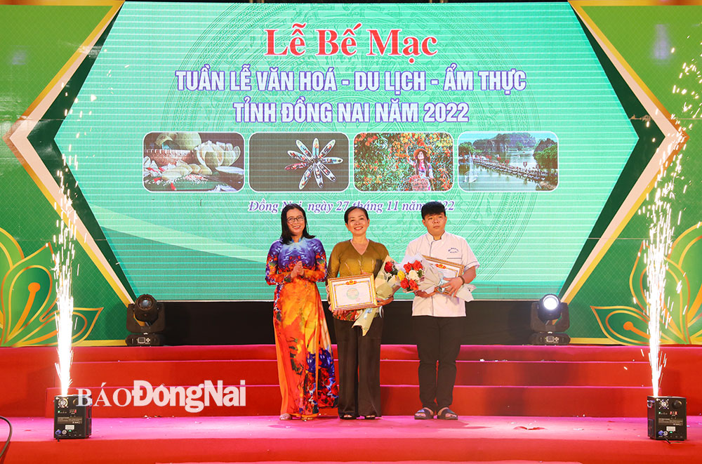 Nghệ nhân Hoàng Hải (phải) - Nhà hàng Cọ Dầu đạt giải nhất Món ăn ngon với món Chả đùm Sen Việt