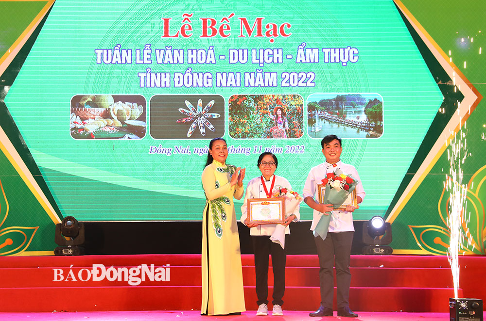 Phó giám đốc Sở VHTT-DL Nguyễn Thị Mộng Bình trao giải nhì món ăn ngon