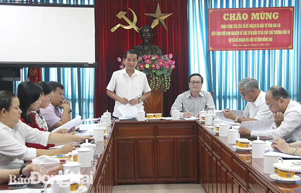 Đồng chí Thái Bảo, Ủy viên Ban TVTU, Chủ tịch HĐND tỉnh phát biểu tại cuộc họp