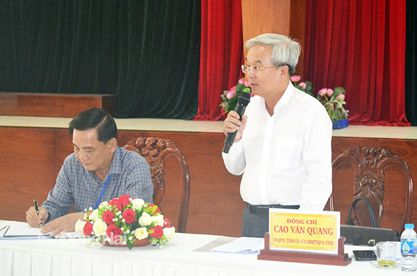 Đồng chí Cao Văn Quang, Ủy viên Ban TVTU, Chủ tịch Ủy ban MTTQ Việt Nam tỉnh phát biểu tại buổi làm việc