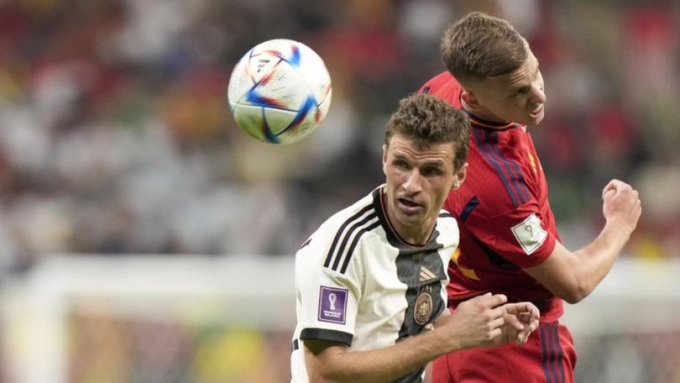 Muller tranh bóng bổng với Dani Olmo trong trận Đức hòa Tây Ban Nha 1-1 ngày 27-11. Ảnh: Reuters