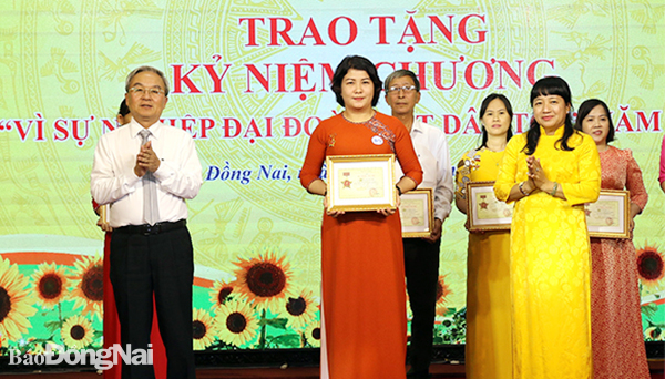 Bà Võ Thị Mai Hương, Chủ tịch Ủy ban MTTQ Việt Nam TT.Trảng Bom, được Ủy ban MTTQ Việt Nam tỉnh tặng bằng khen cán bộ Mặt trận cơ sở tiêu biểu năm 2022. Ảnh: Sông Thao