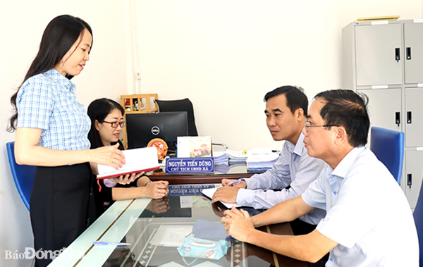 Chủ tịch Ủy ban MTTQ Việt Nam - kiêm Trưởng Khối vận xã Bảo Quang Lương Thị Bảo Thùy trao đổi các nội dung về mô hình khuyến học, khuyến tài ở địa phương. Ảnh: N.Hà