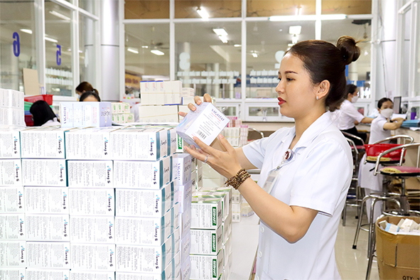 Nhân viên Khoa Dược Bệnh viện Đa khoa khu vực Long Khánh kiểm sắp xếp thuốc để phát cho bệnh nhân. Ảnh: H.Dung
