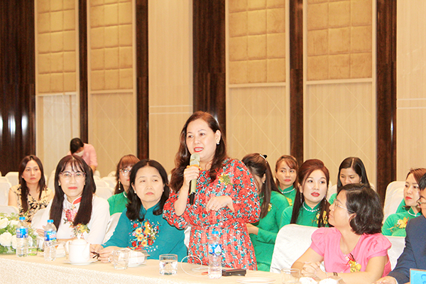 Chị Hồ Yến Ny chia sẻ về câu chuyện của mình trong chương trình giao lưu nữ doanh nhân tài năng, duyên dáng do Hội LHPN tỉnh tổ chức