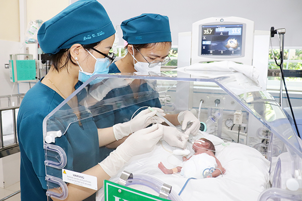 Các điều dưỡng thực hiện kỹ thuật hút đàm cho trẻ sơ sinh sinh non mắc bệnh nặng