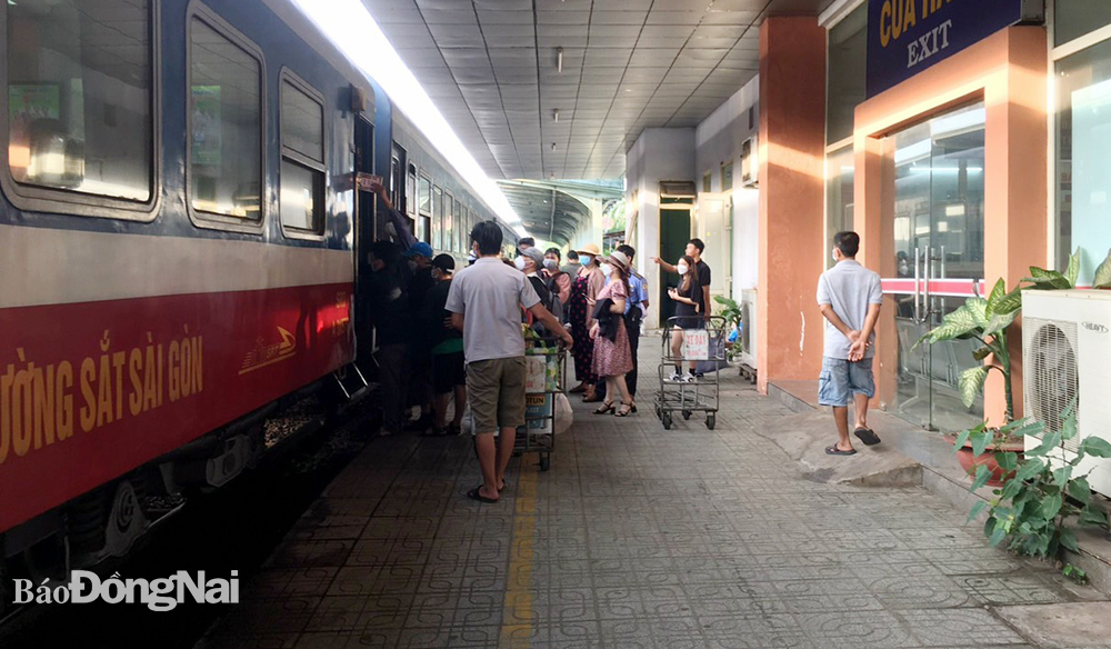 Hành khách đi tàu tại ga Biên Hòa (TP.Biên Hòa) 