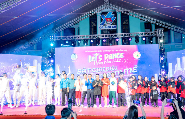 Đại diện Ban tổ chức, Ban giám khảo chụp ảnh lưu niệm cùng 2 đội quán quân bảng A (TQM Dance Team)  và bảng B (Fire X Crew) tại đêm chung kết Let’s Dance Đồng Nai 2022. Ảnh: H.Lê
