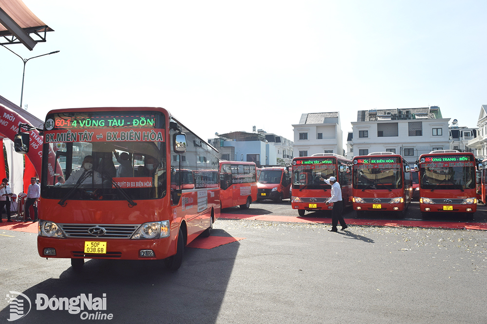 Việc đưa vào hoạt động 4 tuyến xe buýt liên tỉnh kết nối Đồng Nai - TP.HCM giúp cho người dân đi lại giữa các địa phương thuận lợi hơn. Ảnh: T.NHân
