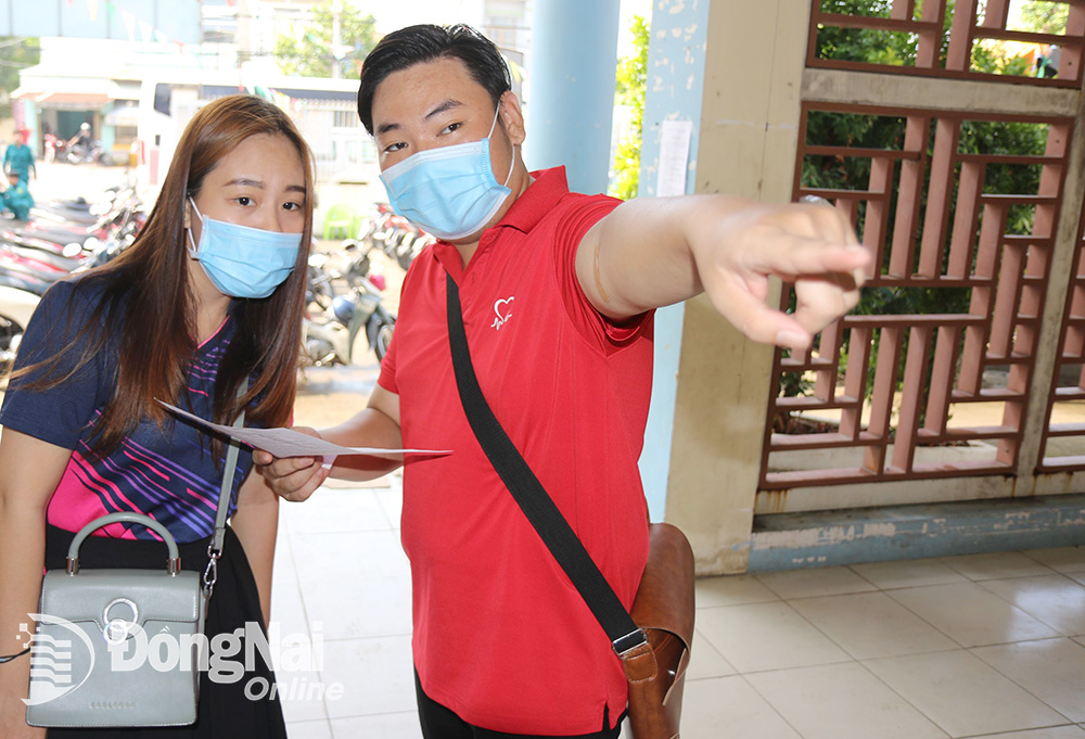 Anh Nguyễn Minh Quang, thành viên CLB Hiến máu tình nguyện tỉnh Đồng Nai hướng dẫn người dân tham gia hiến máu