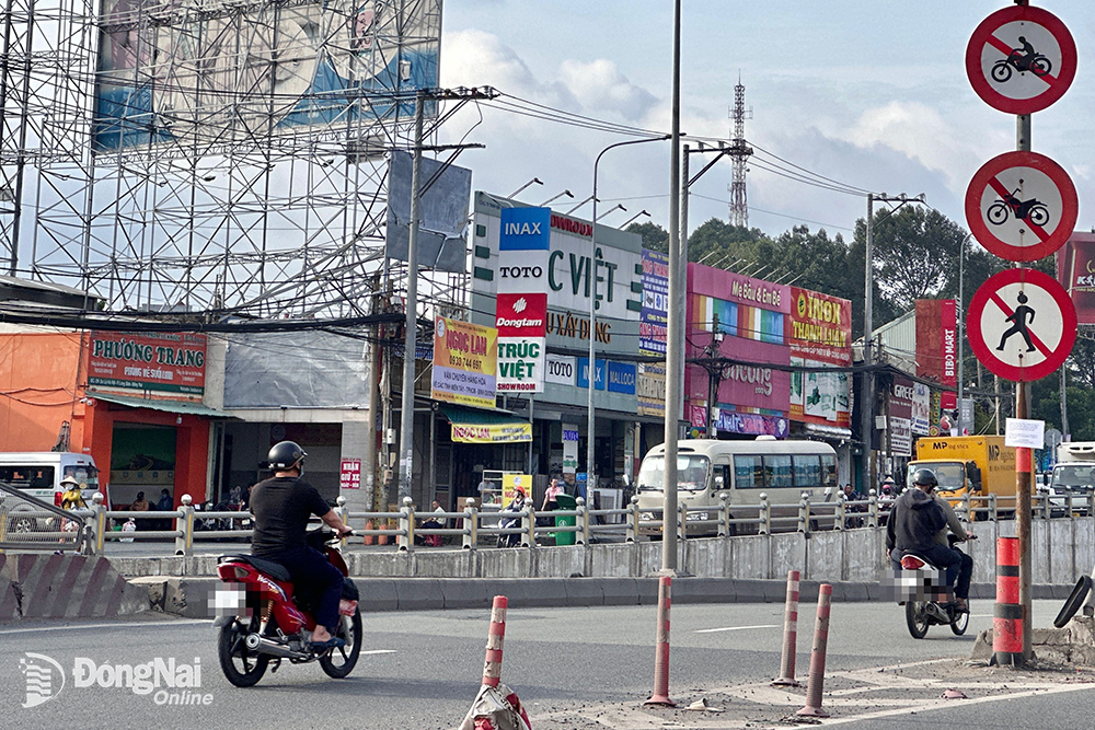 Dù đã có biển cấm nhưng nhiều người đi xe máy vẫn liều lĩnh chạy vào hầm chui Tam Hiệp (TP.Biên Hòa)